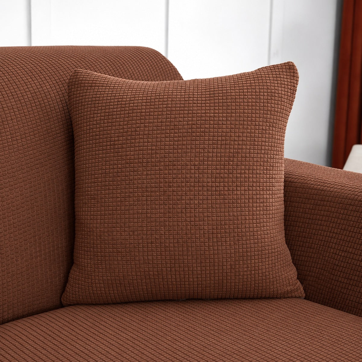 Wasserabweisender Kissenbezug 45 × 45 cm — 1 Stück, Kaffeebraun, auf einem Sofa