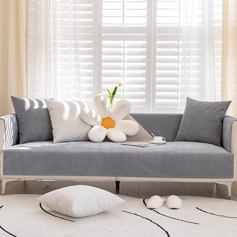 Wasserdichter EasyCover-Sofabezug, Grau Samtoptik, auf einem Sofa
