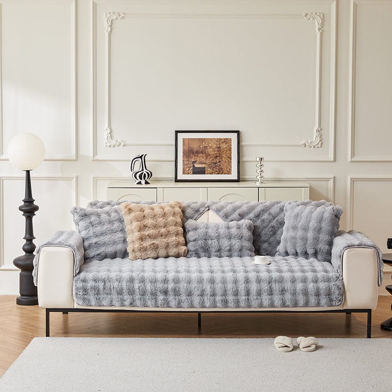 EasyCover-Sofabezug aus wattiertem Kunstfell, Perlgrau Noppen, auf einem Sofa
