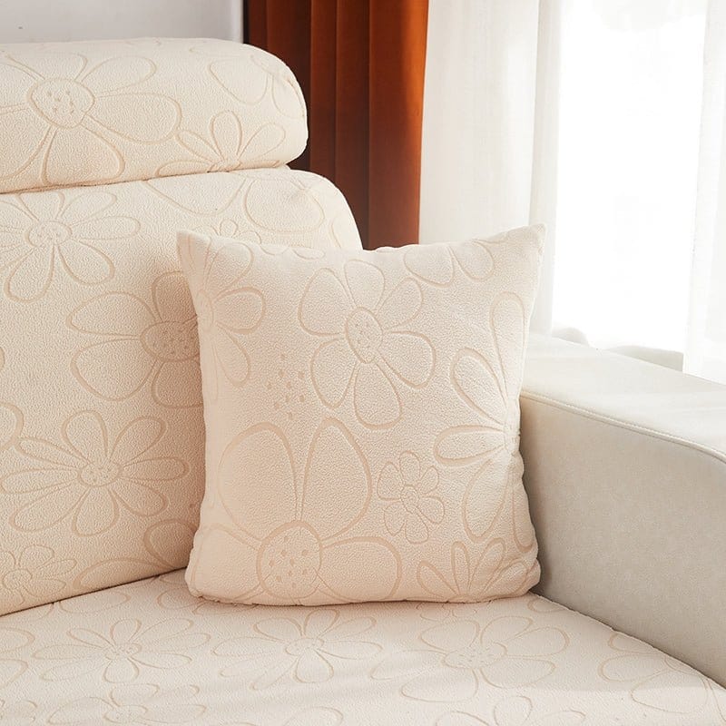 Kissenbezüge aus Fleece 45 × 45 cm — 2er-Set, Ecru Reliefblumen, auf einem Sofa