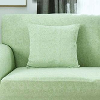 Stretch-Kissenbezüge 45 × 45 cm — 2er-Set, Mandelgrün meliert, auf einem Sofa