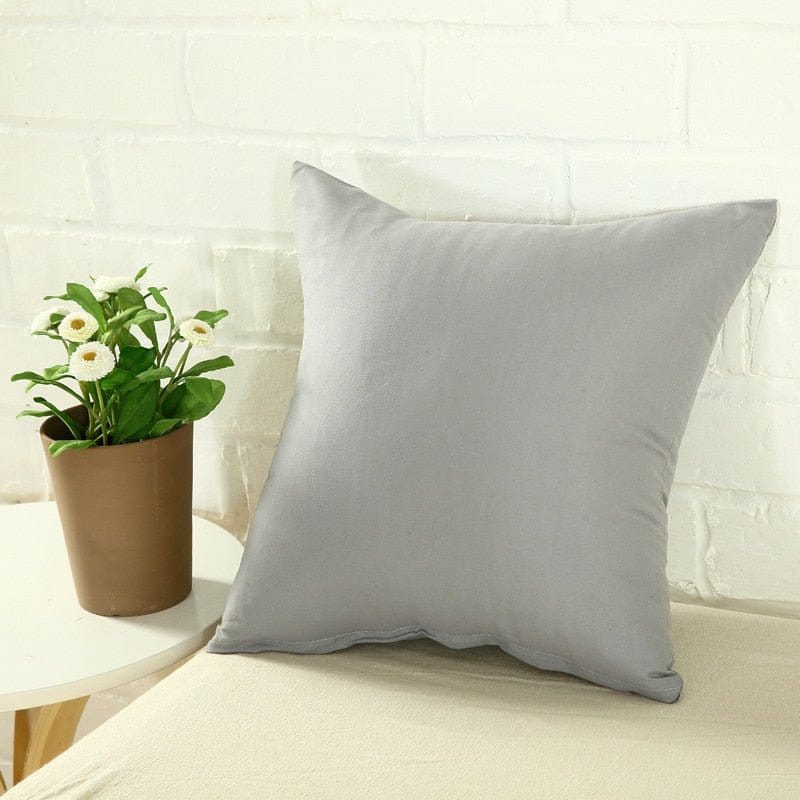 Stretch-Kissenbezüge 45 × 45 cm — 2er-Set, Hellgrau, auf einem Sofa