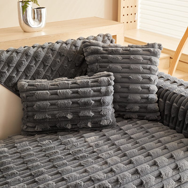 EasyCover-Kissenbezug aus dickem Kunstfell — 1 Stück, Dunkelgrau Pflasterstein, auf einem Sofa