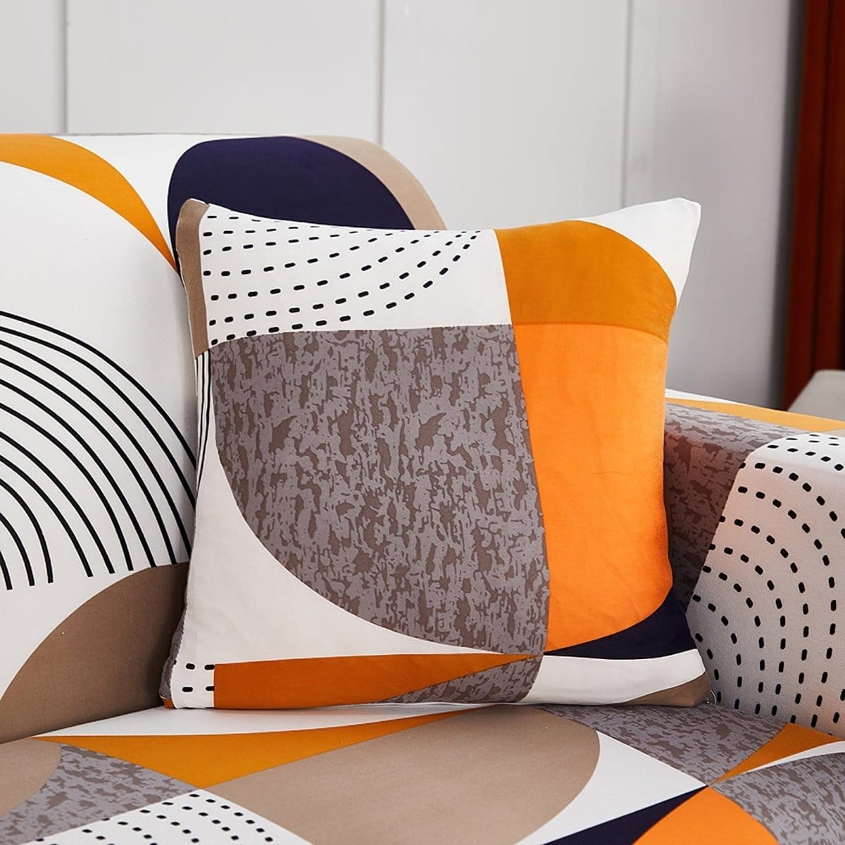 Stretch-Kissenbezüge 45 × 45 cm — 2er-Set, Patchwork Orange und Schwarz, auf einem Sofa